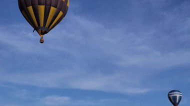 Balonlar karanın üzerinde uçar. Sıcak Hava Balonları Balon Festivali 'nde Uçuyor.
