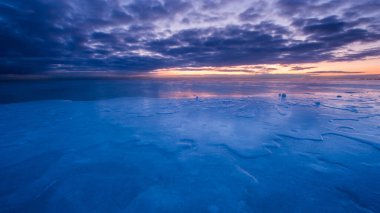 Denizin üzerinde güzel bir gün batımı