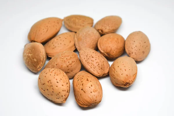 Beyaz arkaplan ile badem yığını.