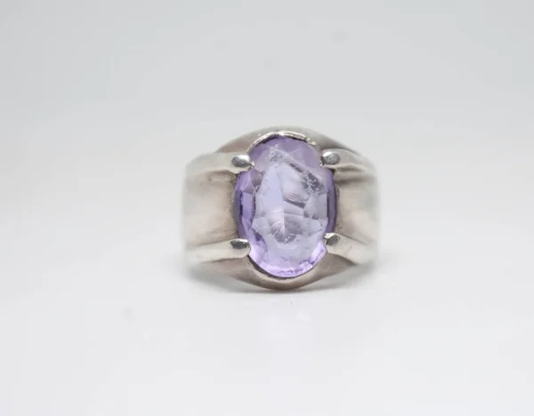 Bu saf pembe renk yüzüğü..