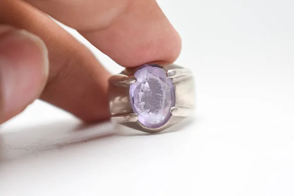 Bu bir adamın parmağındaki katı pembe bir yüzük. Saf pembe yüzük.