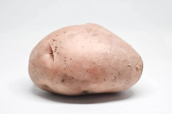 Een Close Shot Van Een Rode Aardappel Een Witte Achtergrond — Stockfoto