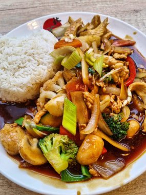 Chop-Suey tavuk yiyen Vietnamlı. Yüksek kalite fotoğraf