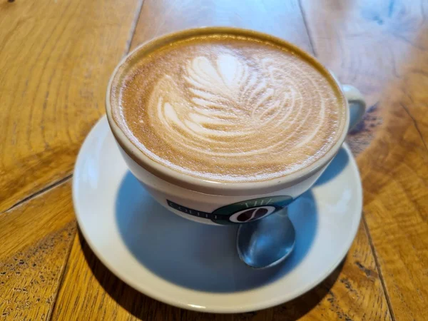Beautyful Cangkir Putih Cappuccino Kopi Atas Meja Kayu Sebuah Kedai — Stok Foto