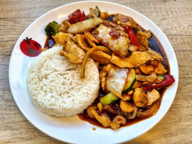 Chop-Suey tavuk yiyen Vietnamlı. Yüksek kalite fotoğraf