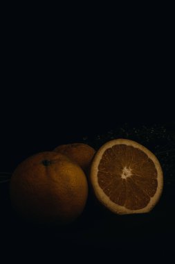 Siyah arkaplanda portakal meyvesi