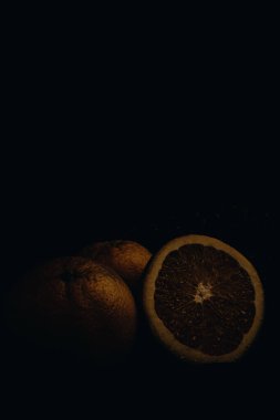 Siyah arkaplanda portakal meyvesi