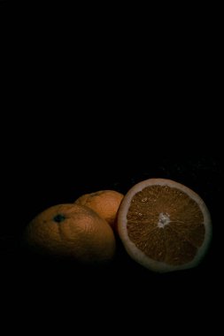 Siyah arkaplanda portakal meyvesi