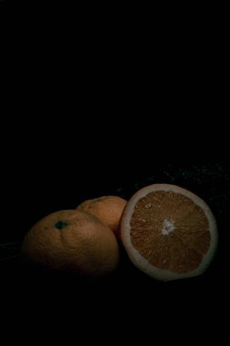 Siyah arkaplanda portakal meyvesi