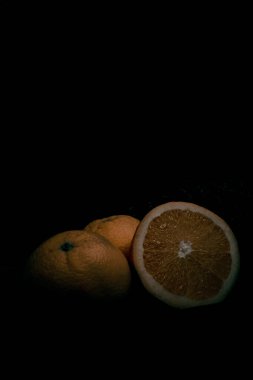 Siyah arkaplanda portakal meyvesi