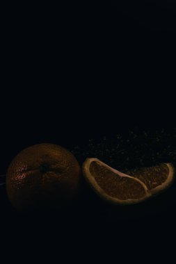 Siyah arkaplanda portakal meyvesi