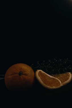 Siyah arkaplanda portakal meyvesi