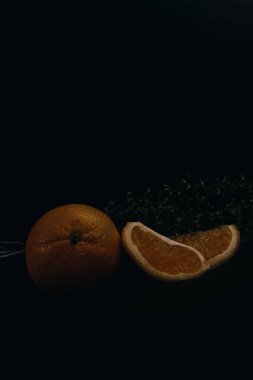 Siyah arkaplanda portakal meyvesi