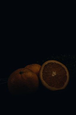 Siyah arkaplanda portakal meyvesi