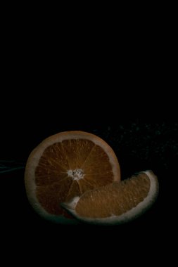 Siyah arkaplanda portakal meyvesi