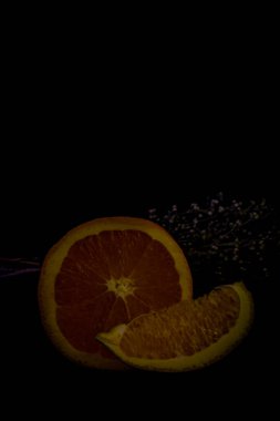 Siyah arkaplanda portakal meyvesi