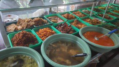 warteg mutfağında çeşit çeşit meze.