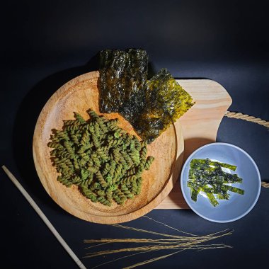 Tahta tabakta yosun aromalı makarna. Fotoğraf üstten (Kapat)