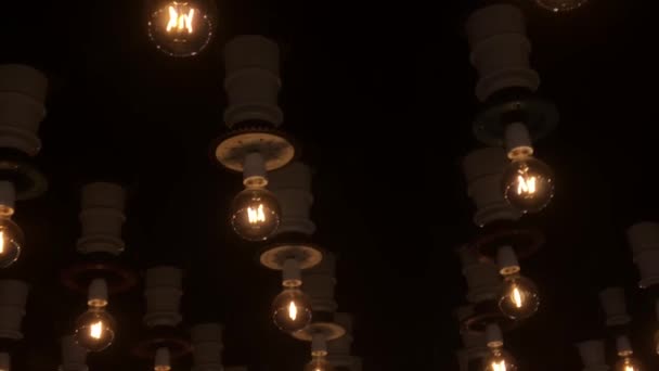 Blinkende Goldene Lichter Die Von Der Decke Hängen Kaffee Beleuchtung — Stockvideo