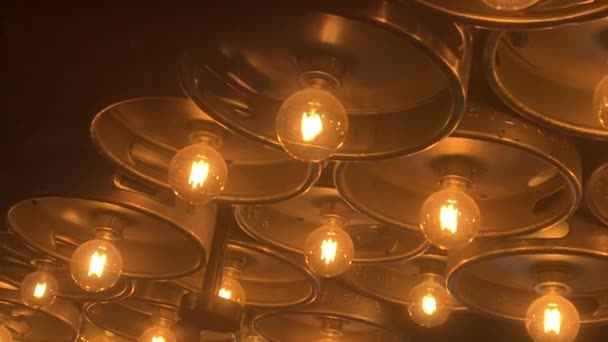 램프는 천장에 매달려 — 비디오