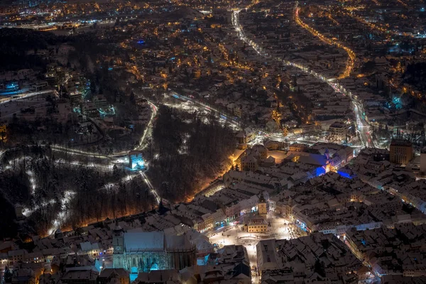 Gece Brasov şehri Tampa Dağı 'ndan görüldü.