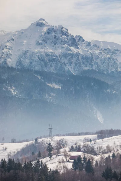 Winterlandschaft Mit Altem Haus Und Bucegi Bergen Hintergrund Einem Dorf — Stockfoto