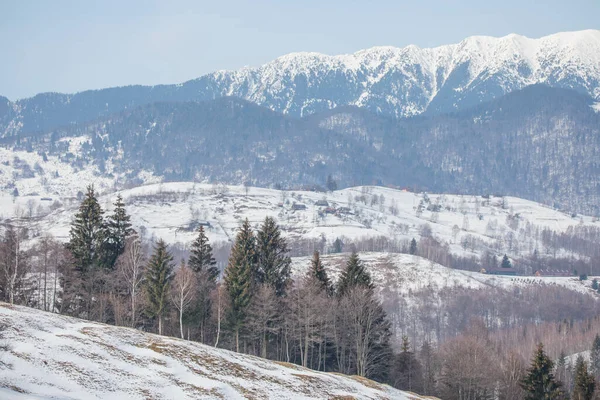 Winterlandschaft Mit Altem Haus Und Bucegi Bergen Hintergrund Einem Dorf — Stockfoto