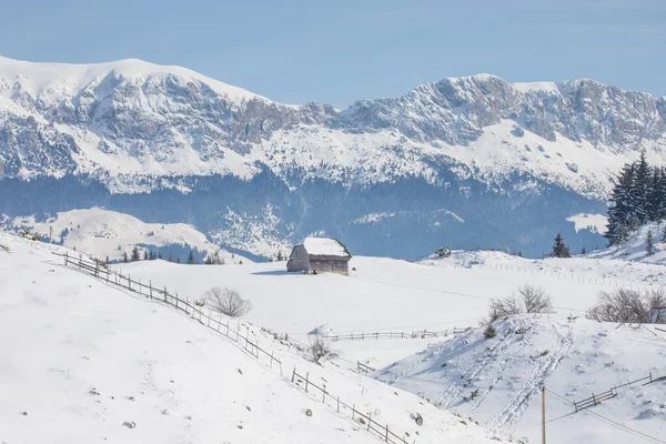 Winterlandschaft Mit Altem Haus Und Bucegi Bergen Hintergrund Einem Dorf — Stockfoto