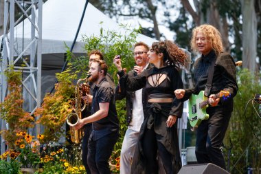 San Francisco, CA, 1 Ekim 2022 'de Jerry Harrison Golden Gate Park' taki Zorlu Bluegrass Festivali 'nde sahne aldı. Harrison Rock 'n Roll Şöhretler Müzesi' nin bir üyesidir..