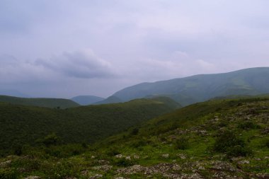 Dağları ve bulutları olan güzel bir manzara