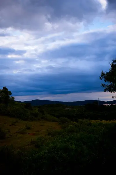 Ağacı Bulutlu Gökyüzü Olan Güzel Bir Manzara — Stok fotoğraf