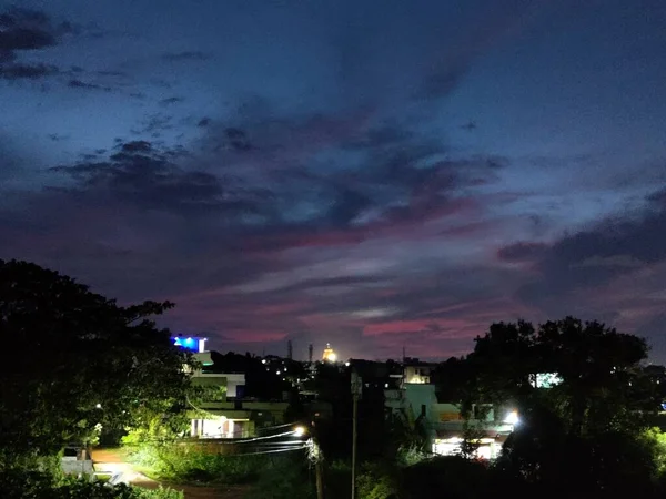 Красивый Закат Над Городом — стоковое фото