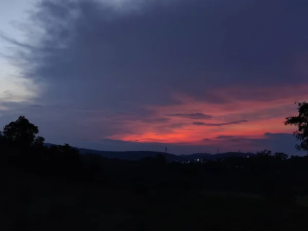 Красивый Закат Над Лесом — стоковое фото