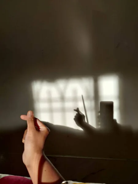 Жінка Робить Жести Рук Тінь Рук Стіні — стокове фото