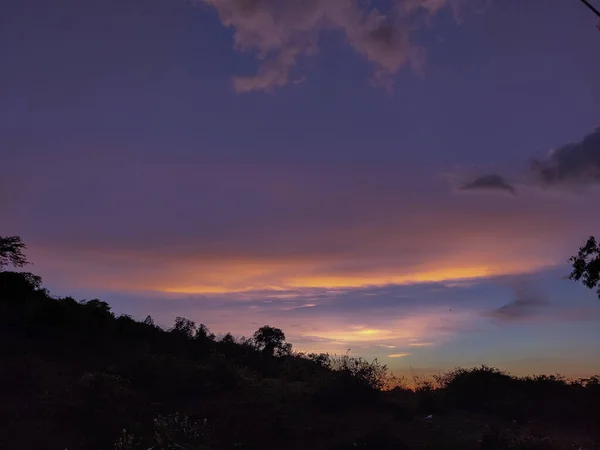 Красивый Закат Над Горой Красочные Облака Впечатляющее Небо Природный Ландшафт — стоковое фото