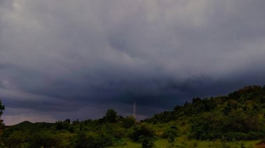 Bulutlu bir havada şehir manzarası