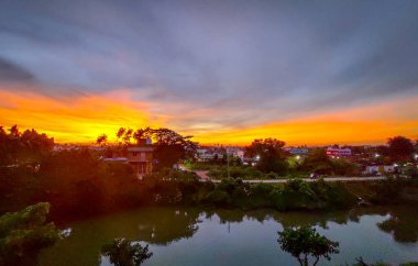 gölet üzerinde güzel gün batımı