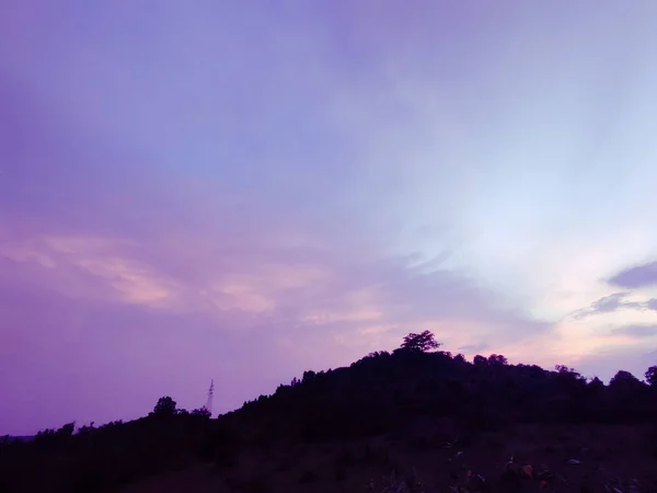 Dağların Üzerinde Güzel Pembe Gün Batımı — Stok fotoğraf