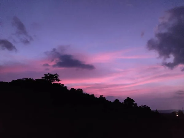 Красивый Закат Над Лесом — стоковое фото
