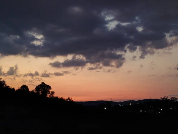 山の中の夕日 — ストック写真