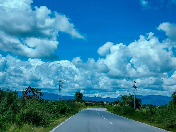 美丽的风景 山中有路 — 图库照片