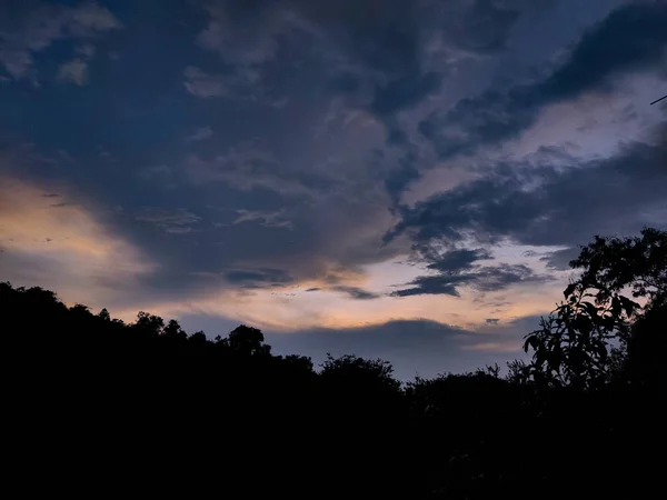 Boş yollarda bisiklet sürmek