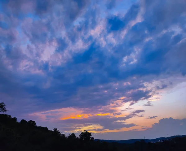 Bulutlu ve güneşli güzel gün batımı