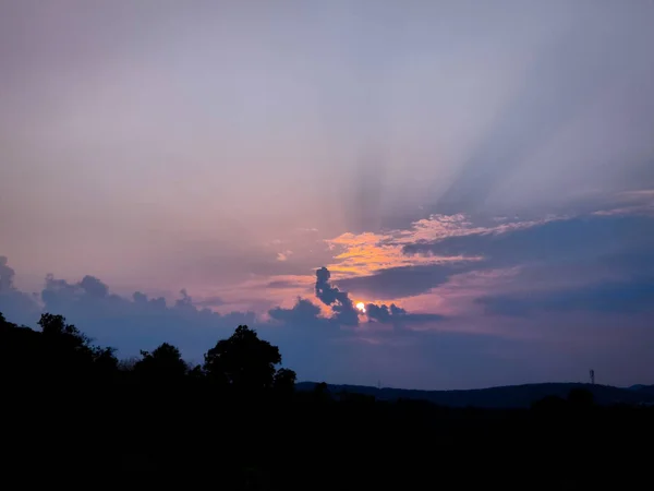 Bulutlu Güneşli Güzel Gün Batımı — Stok fotoğraf