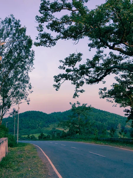 Δρόμος Στο Χωριό Που Οδηγεί Στα Βουνά Και Όμορφο Ηλιοβασίλεμα — Φωτογραφία Αρχείου