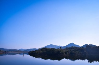 Göl ve dağlarla dolu güzel bir manzara.