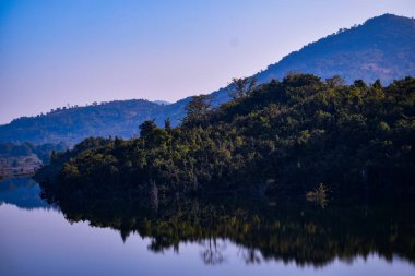Göl ve dağlarla dolu güzel bir manzara.