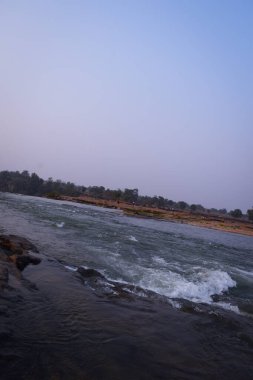 Nehir dalgalarının güzel manzarası. Doğa