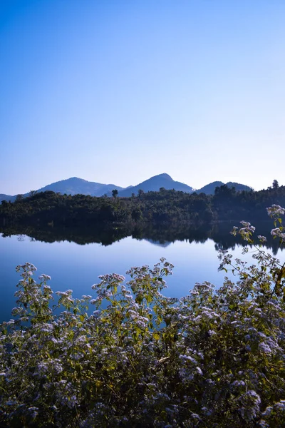 美丽的风景 有湖泊和高山 — 图库照片
