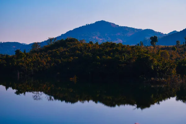 山の中に湖がある美しい風景 — ストック写真